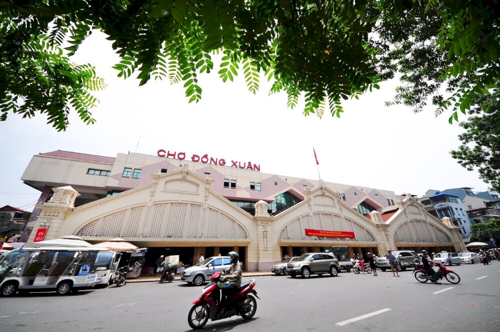 Dong Xuan Market is a place that attracts many locals and tourists